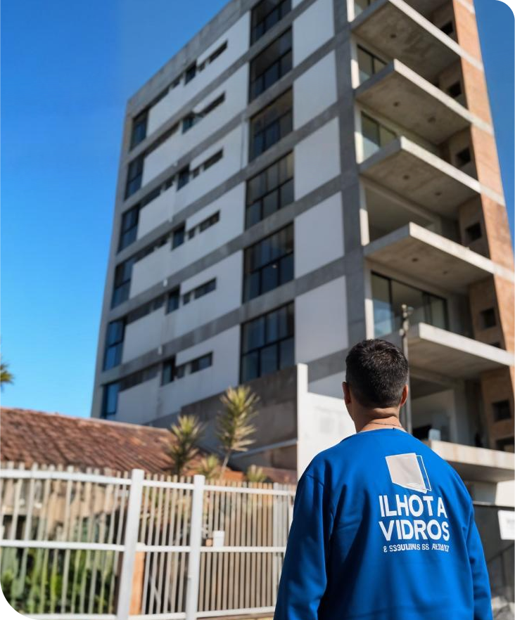 Equipe Ilhota Vidros em obra de edifício residencial
